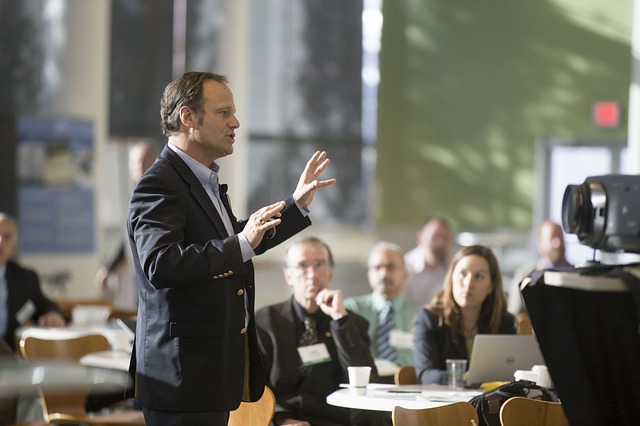 přednášející na konferenci.jpg