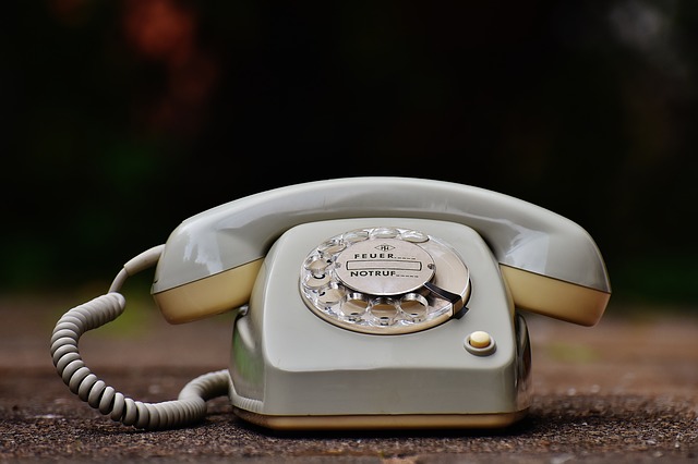 starý telefon na zemi