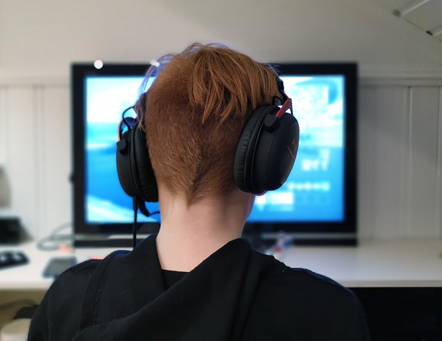 dětský hráč před monitorem